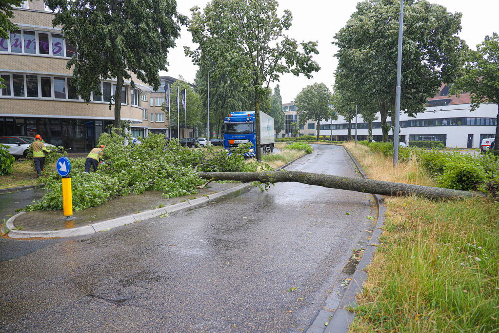 Zomerstorm Poly zorgt voor overlast op wegdek