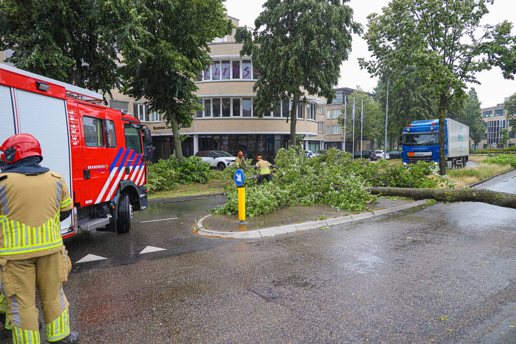 Zomerstorm Poly zorgt voor overlast op wegdek