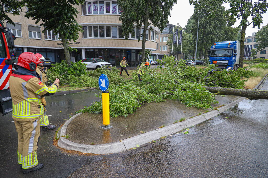 Zomerstorm Poly zorgt voor overlast op wegdek