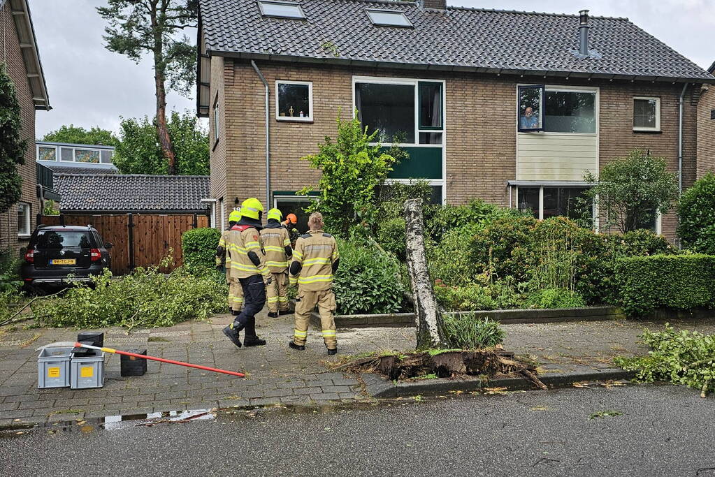 Boom valt tegen woning aan door storm