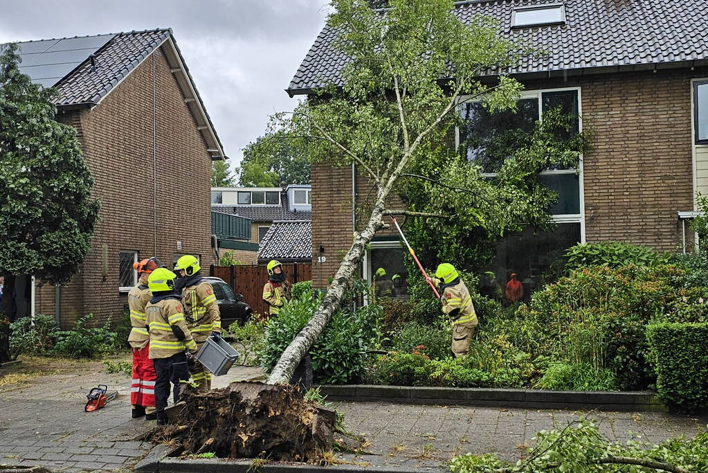 Boom valt tegen woning aan door storm