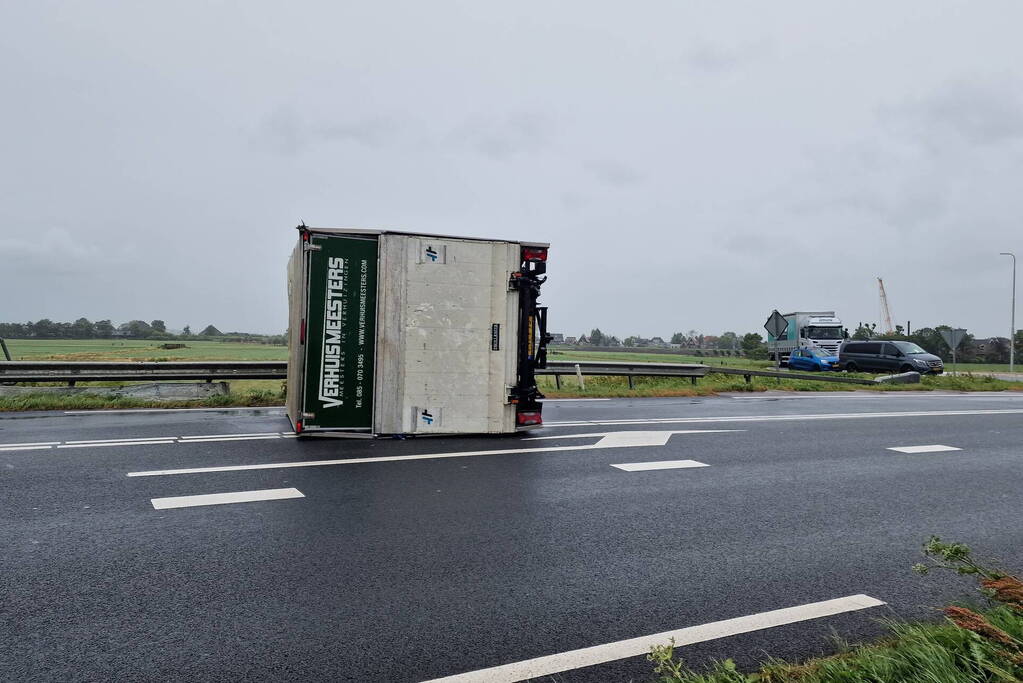 Verhuiswagen kantelt door zomerstorm Poly