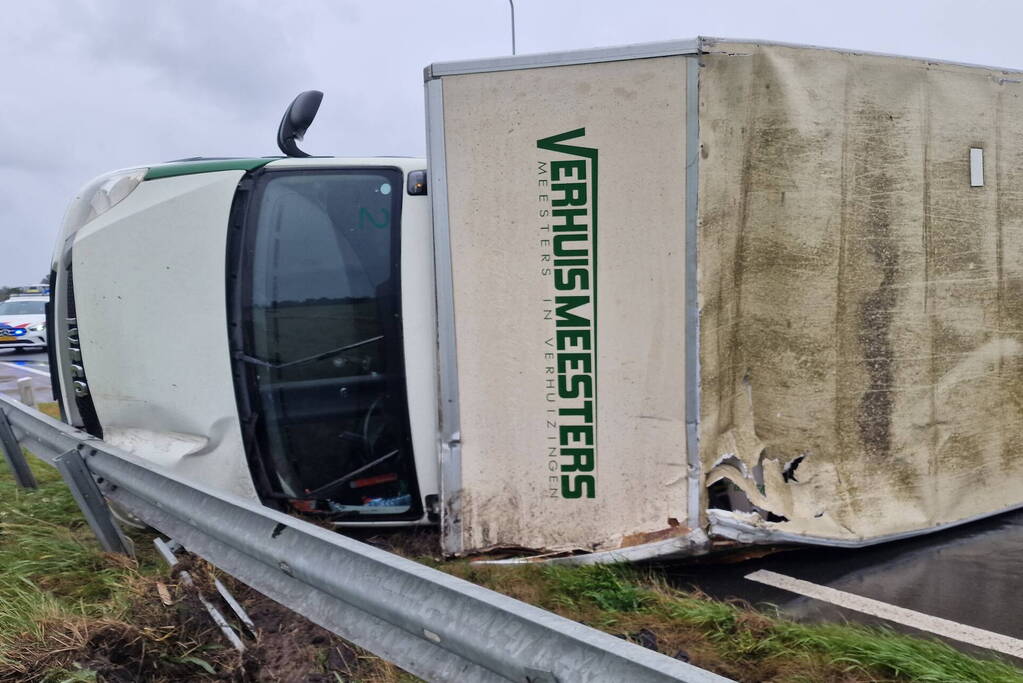 Verhuiswagen kantelt door zomerstorm Poly