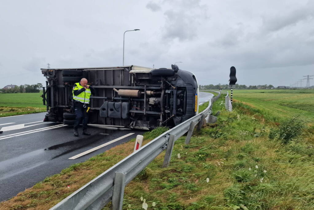 Verhuiswagen kantelt door zomerstorm Poly