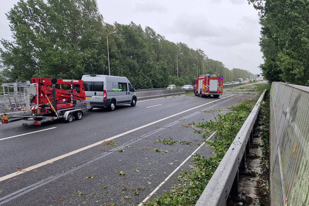 Rijksweg A9 afgesloten door omgewaaide bomen