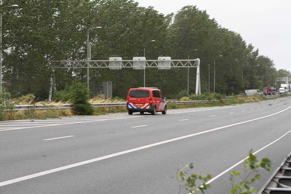 Rijksweg A9 afgesloten door omgewaaide bomen