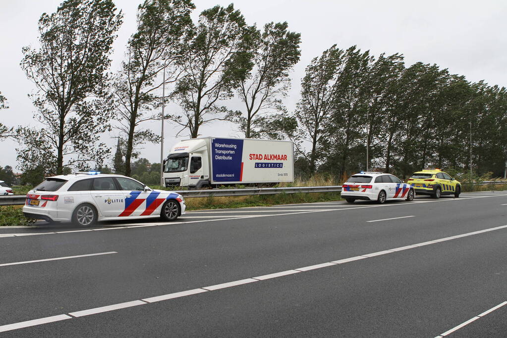 Rijksweg A9 afgesloten door omgewaaide bomen