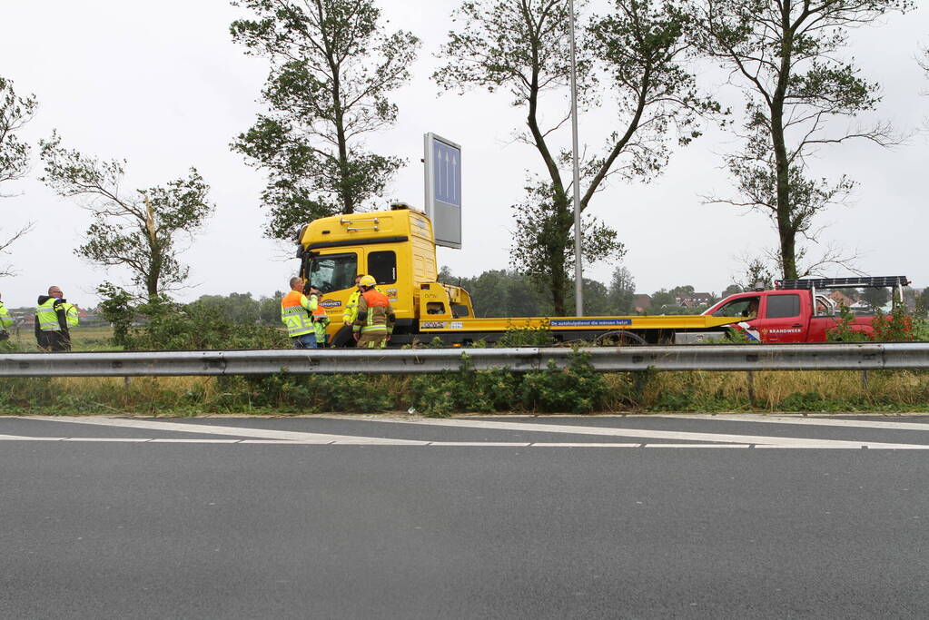 Rijksweg A9 afgesloten door omgewaaide bomen