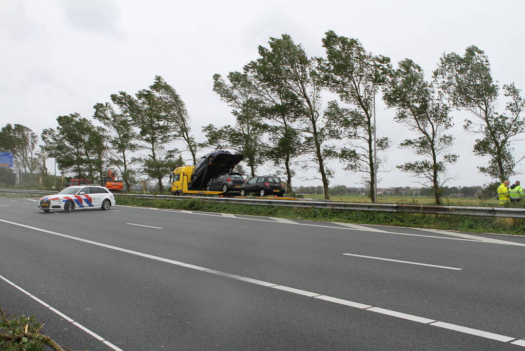 Rijksweg A9 afgesloten door omgewaaide bomen