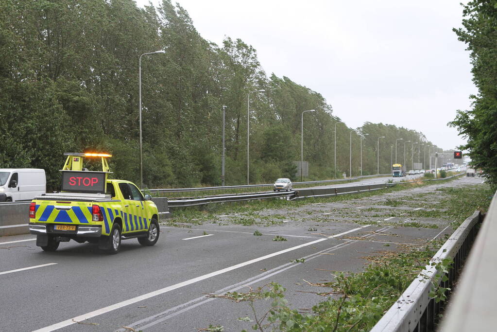 Rijksweg A9 afgesloten door omgewaaide bomen