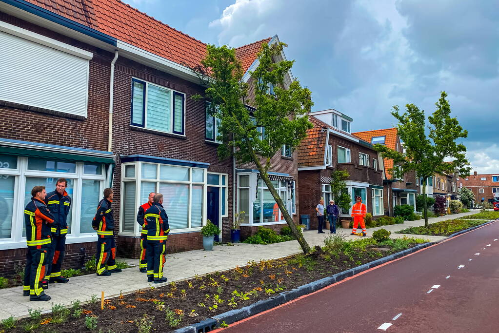 Boom valt om tegen woning door zomerstorm