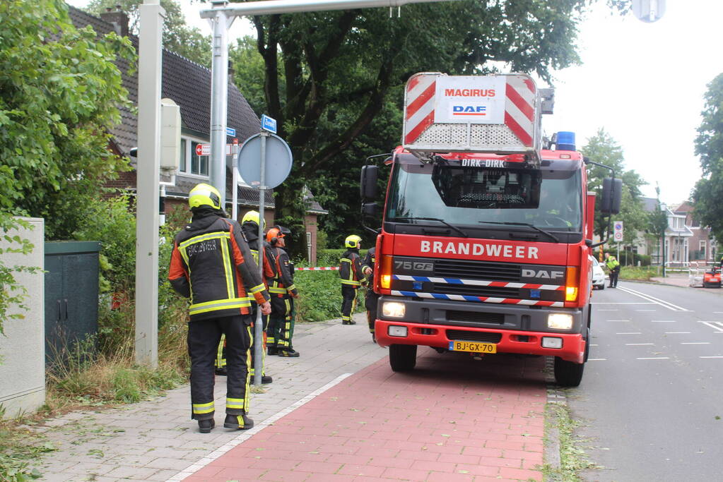 Brandweer ingezet voor afgebroken takken