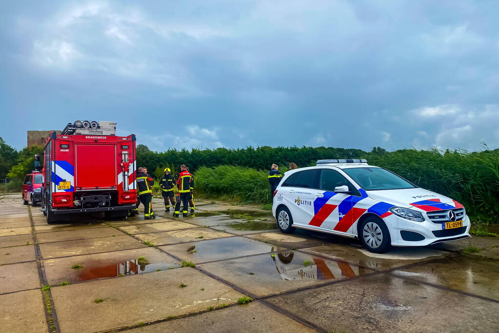 Brandweer controleert gedumpte vaten