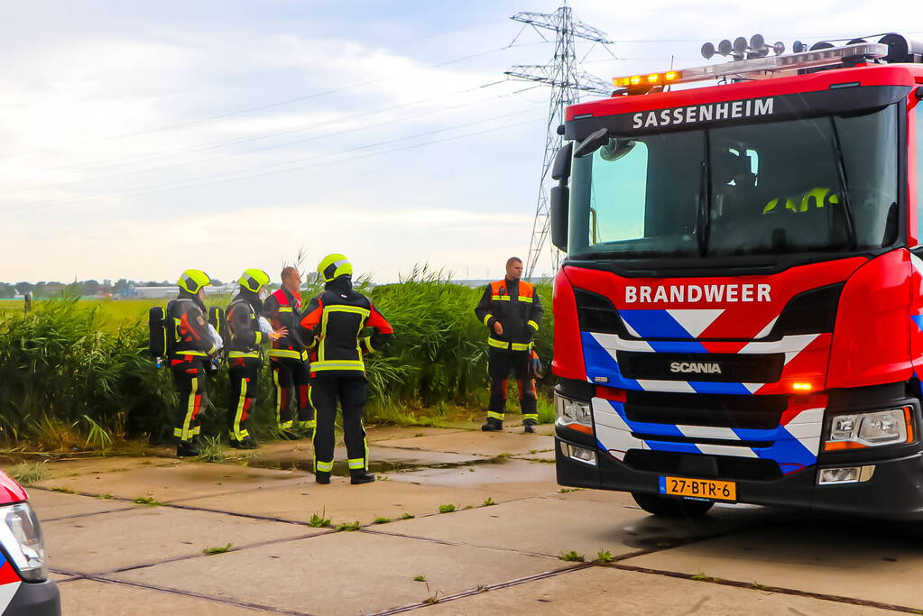 Brandweer controleert gedumpte vaten