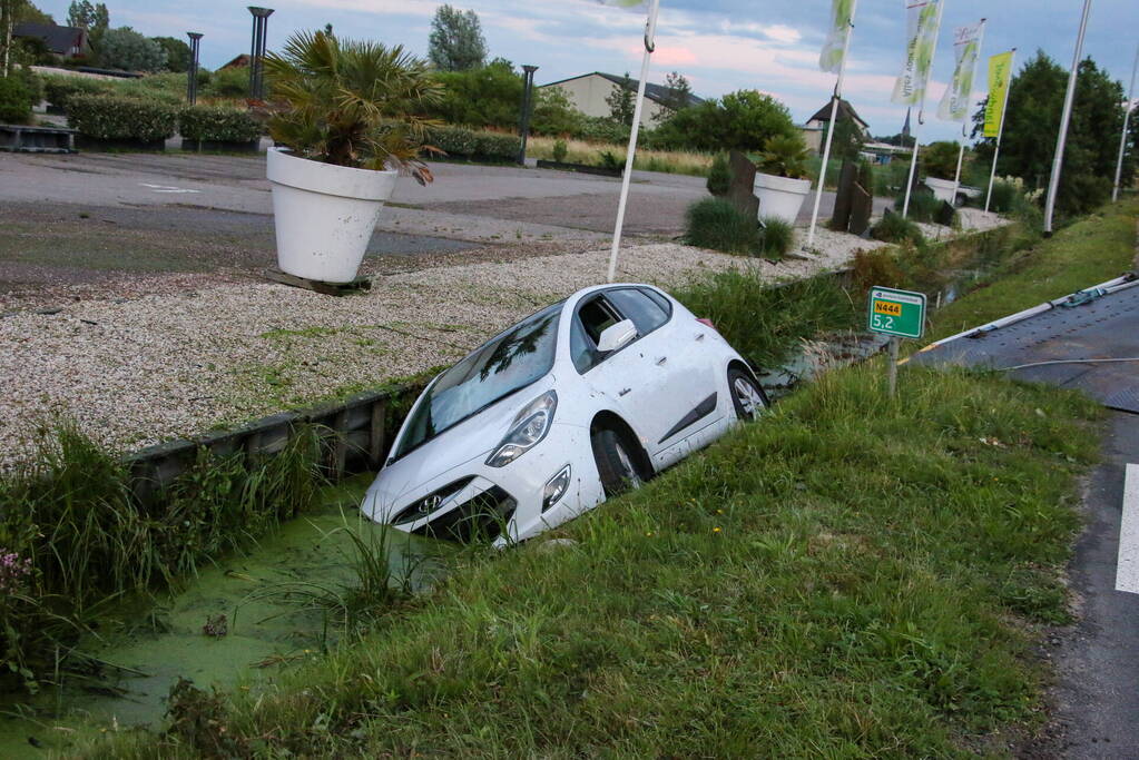 Automobilist raakt te water in sloot