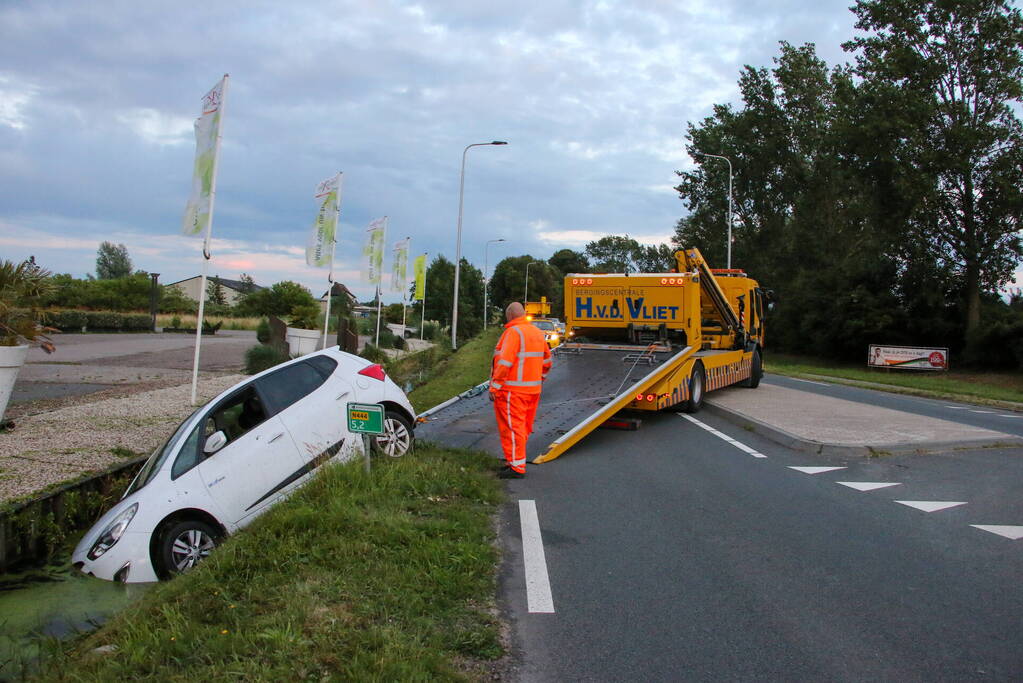 Automobilist raakt te water in sloot