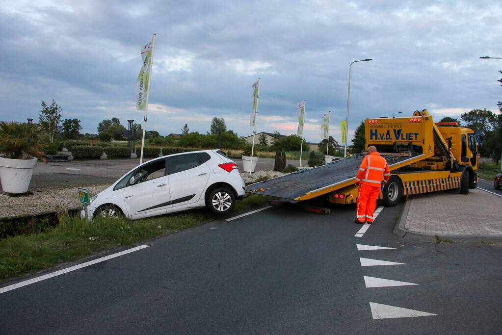 Automobilist raakt te water in sloot