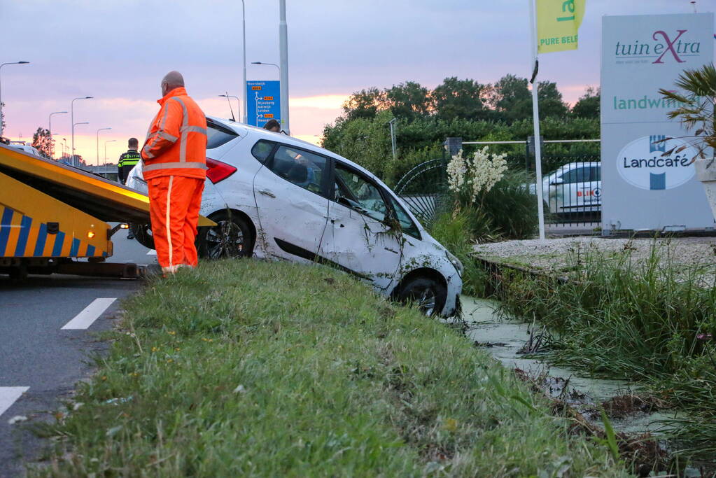 Automobilist raakt te water in sloot