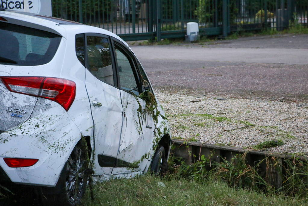 Automobilist raakt te water in sloot