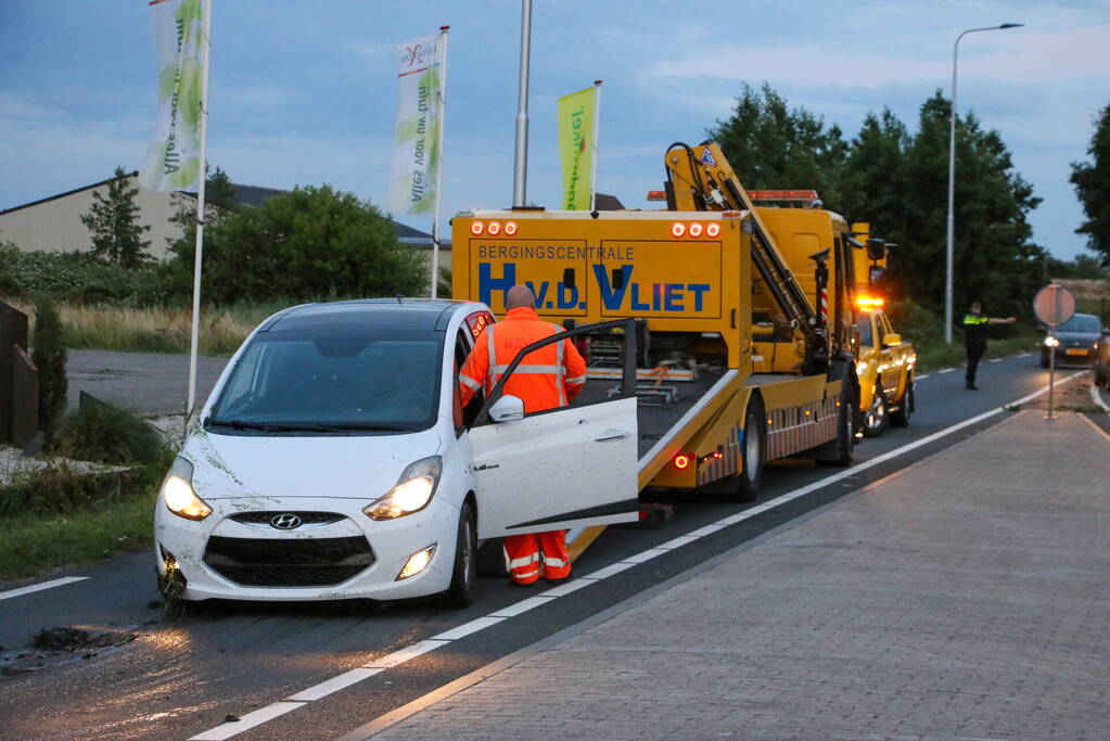 Automobilist raakt te water in sloot