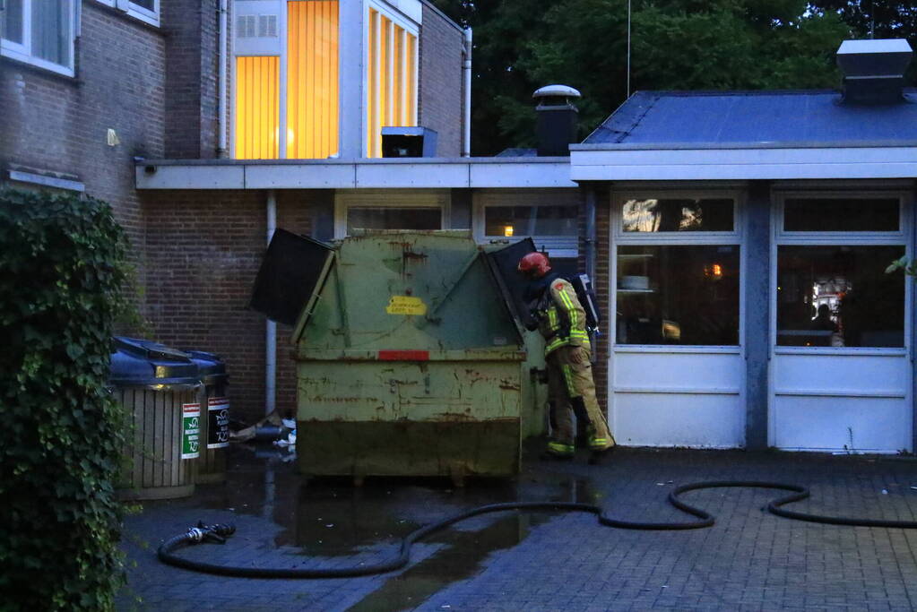 Brandende container geblust door brandweer