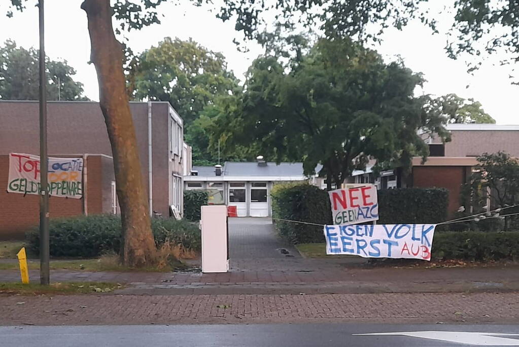 Brandende container geblust door brandweer