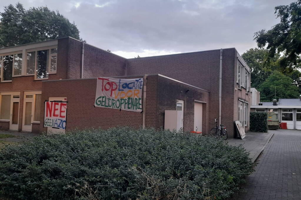 Brandende container geblust door brandweer