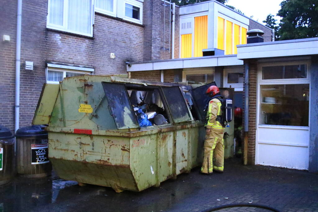 Brandende container geblust door brandweer