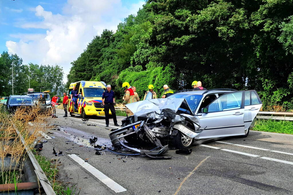 Drie voertuigen betrokken bij frontale aanrijding