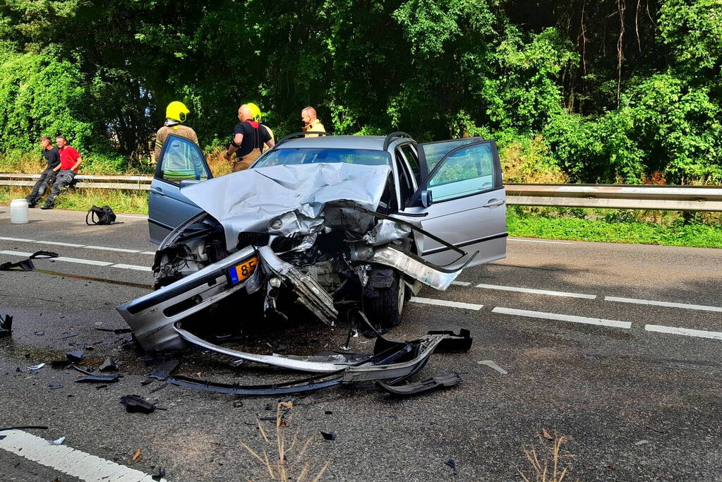 Drie voertuigen betrokken bij frontale aanrijding