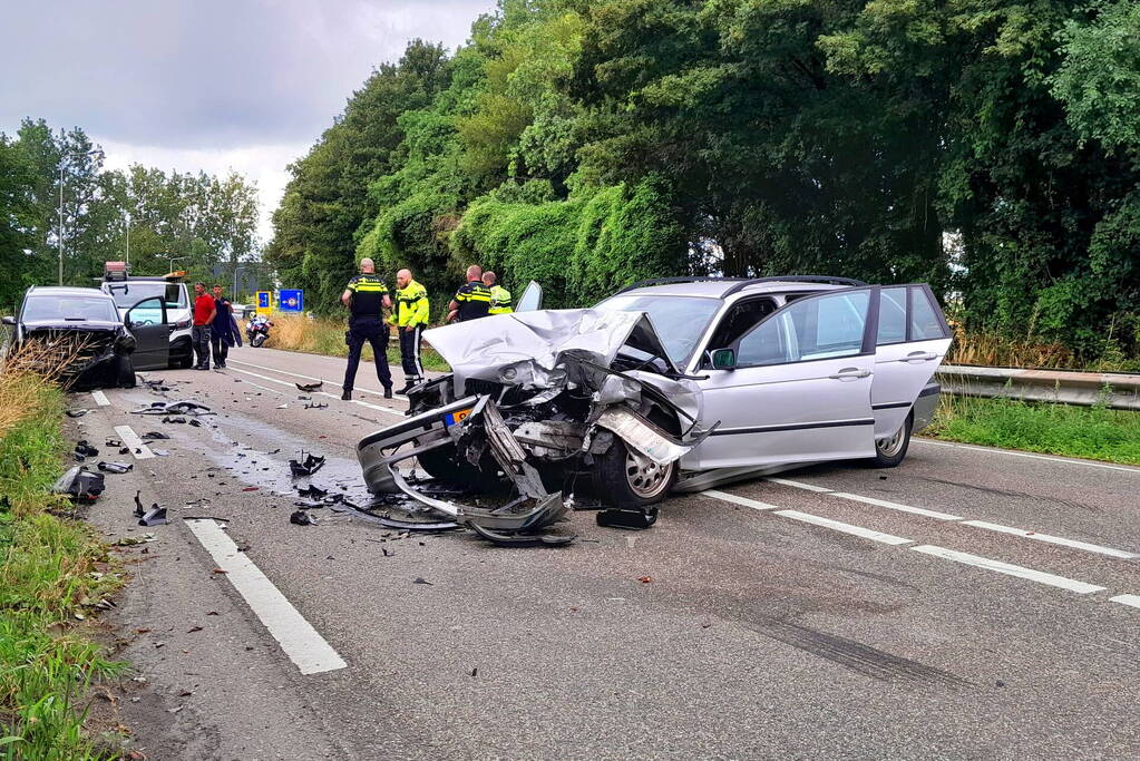 Drie voertuigen betrokken bij frontale aanrijding