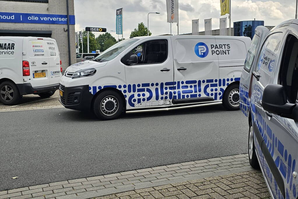 Scooterrijdster rijdt in flank van bestelbus