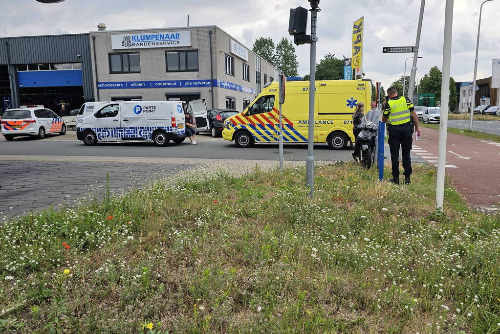 Scooterrijdster rijdt in flank van bestelbus