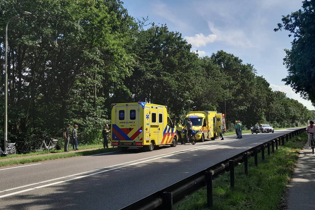 Bestuurder bestelbus raakt van de weg en belandt in bosschage