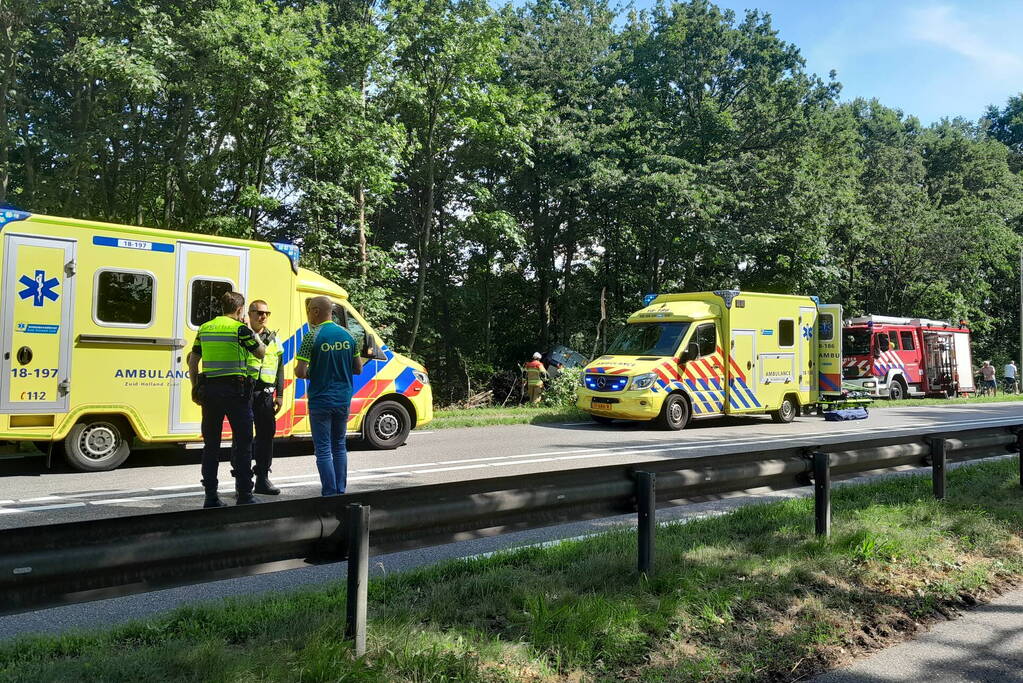 Bestuurder bestelbus raakt van de weg en belandt in bosschage