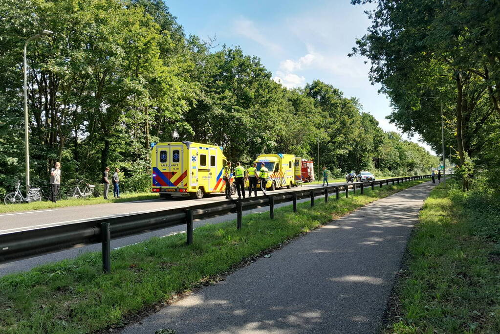 Bestuurder bestelbus raakt van de weg en belandt in bosschage