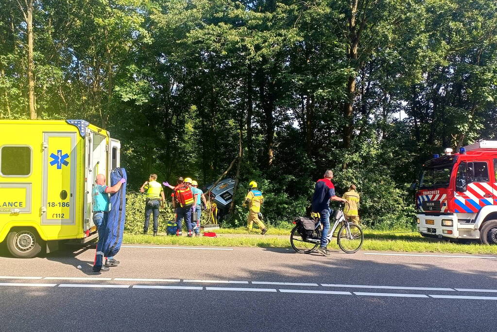 Bestuurder bestelbus raakt van de weg en belandt in bosschage