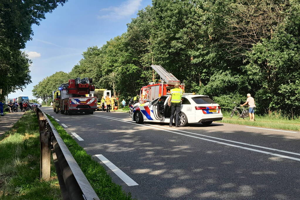 Bestuurder bestelbus raakt van de weg en belandt in bosschage