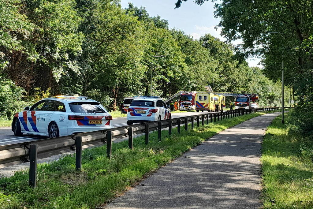 Bestuurder bestelbus raakt van de weg en belandt in bosschage