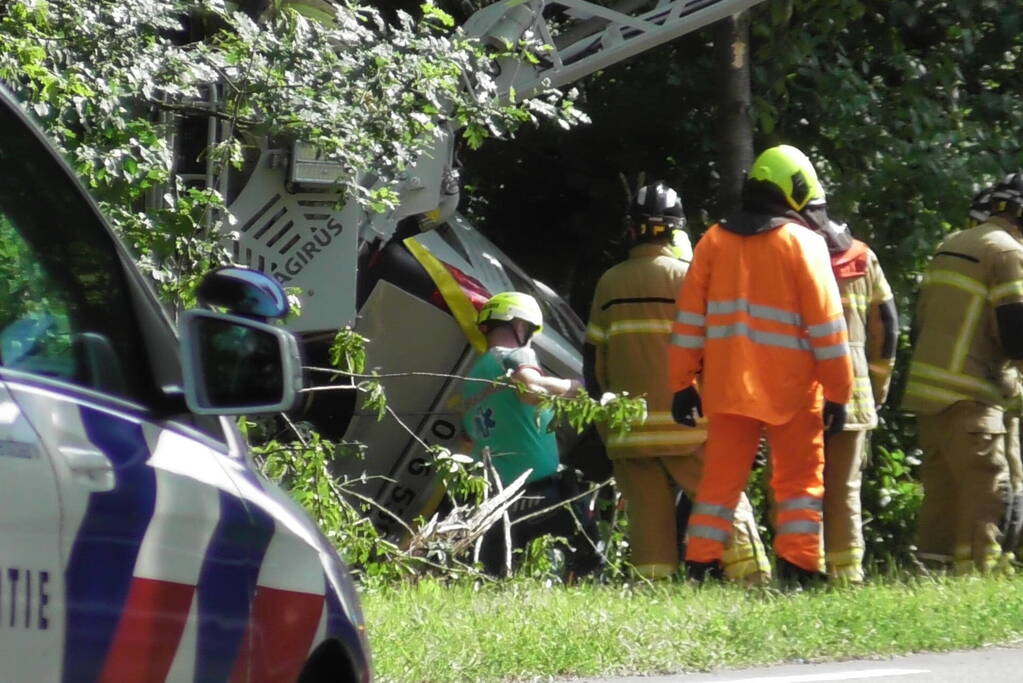 Bestuurder bestelbus raakt van de weg en belandt in bosschage