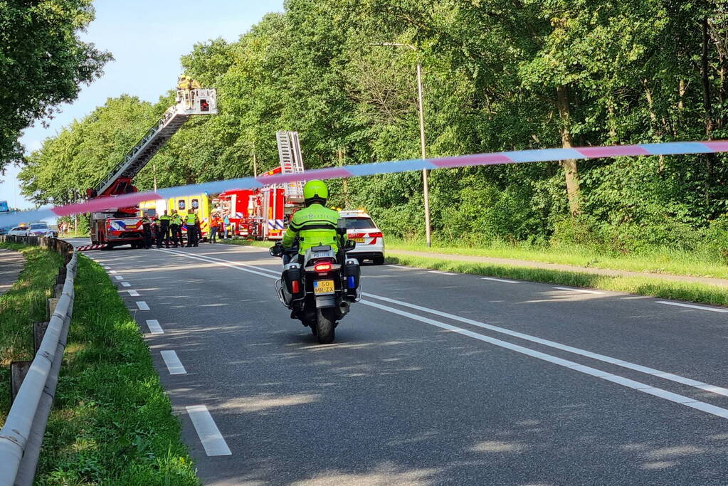 Bestuurder bestelbus raakt van de weg en belandt in bosschage