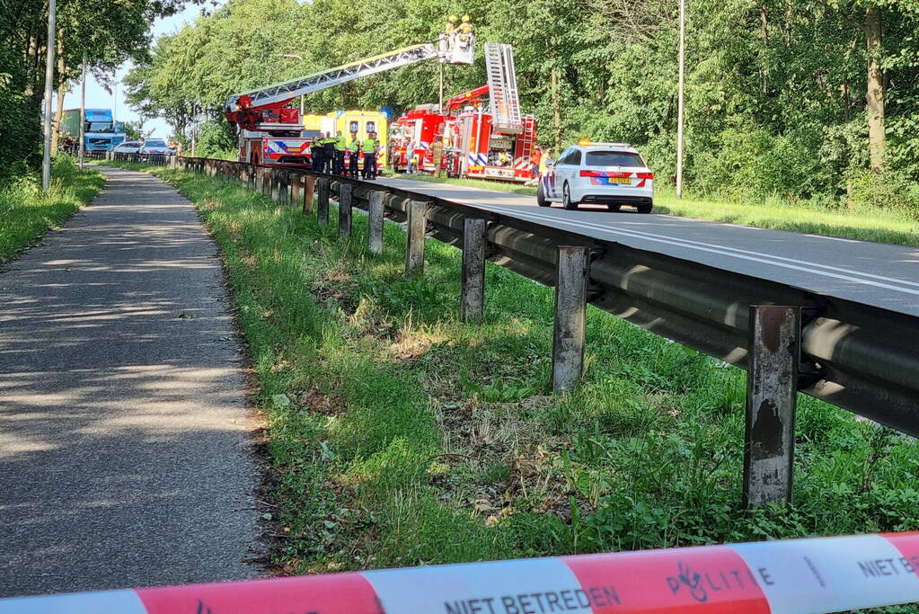 Bestuurder bestelbus raakt van de weg en belandt in bosschage