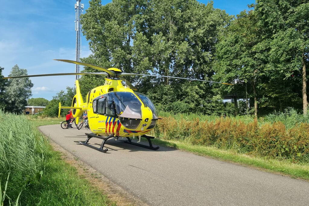 Bestuurder bestelbus raakt van de weg en belandt in bosschage