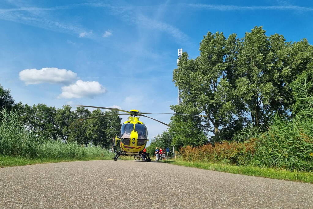 Bestuurder bestelbus raakt van de weg en belandt in bosschage