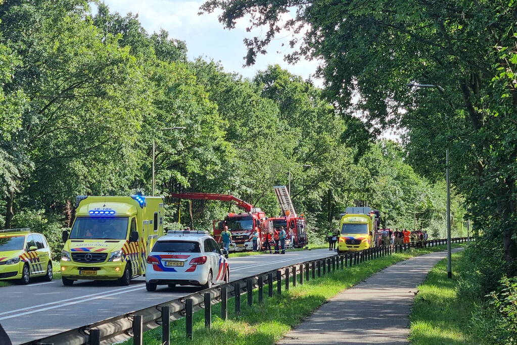 Bestuurder bestelbus raakt van de weg en belandt in bosschage