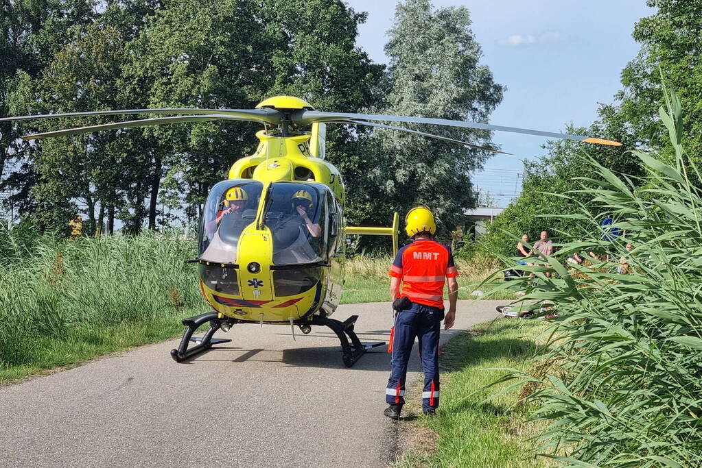 Bestuurder bestelbus raakt van de weg en belandt in bosschage