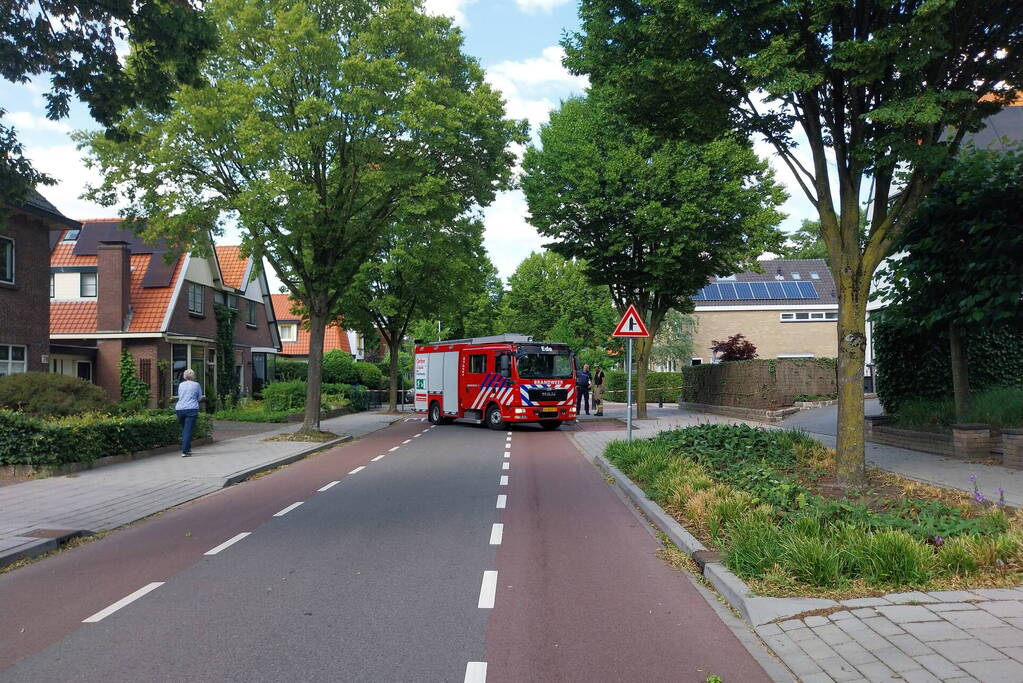 Tak breekt af en belandt tussen vrachtwagen en oplegger