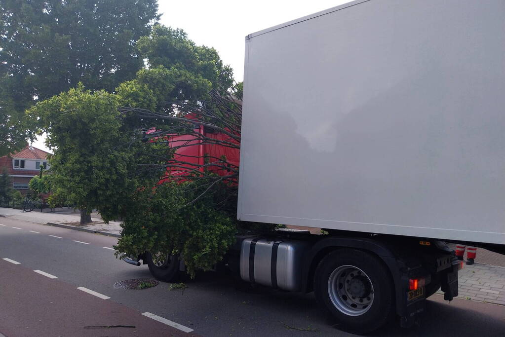 Tak breekt af en belandt tussen vrachtwagen en oplegger