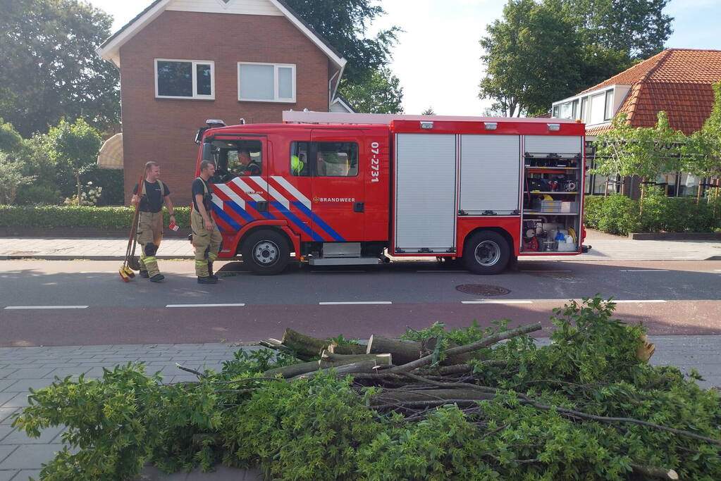 Tak breekt af en belandt tussen vrachtwagen en oplegger