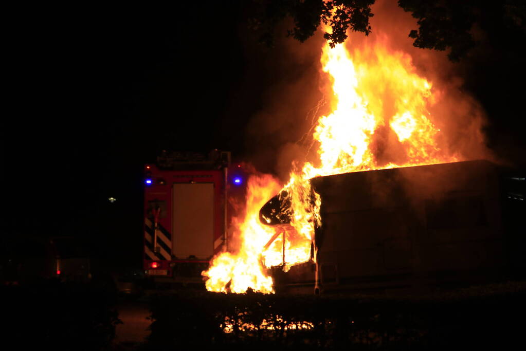 Auto en camper door brand verwoest